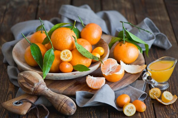 Kumquat-Mandarinen mit Blättern