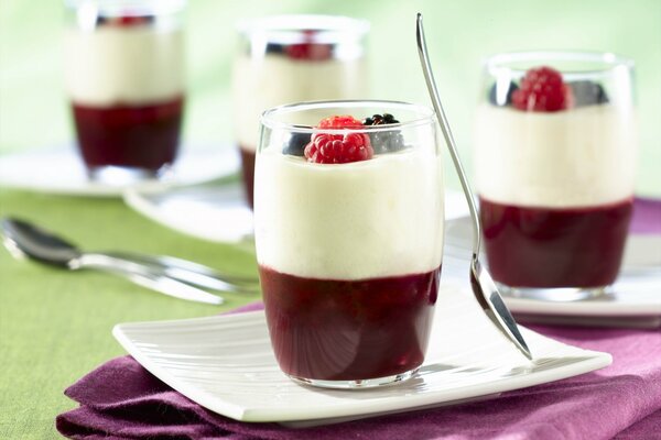 Dessert in einem transparenten Glas mit einem Löffel