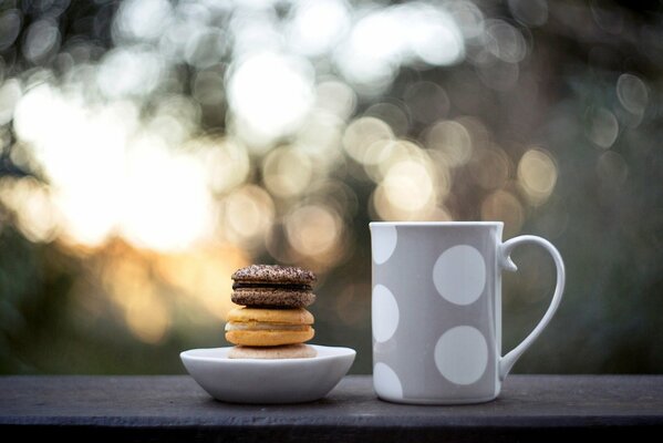 Tazza grigia in piselli bianchi con biscotti