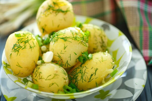 Patatas hervidas jóvenes con cebollas verdes y eneldo