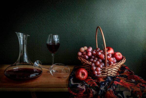 Bodegón manzanas y uvas en la cesta