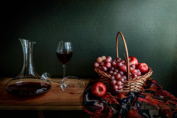 Натюрморт яблоки и виноград в корзине