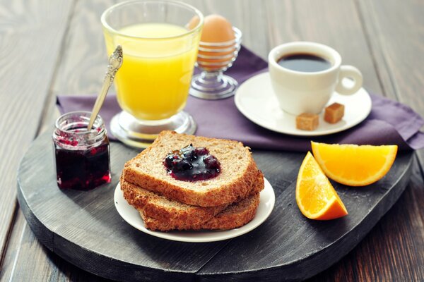 Desayuno europeo con café, tostadas y zumo