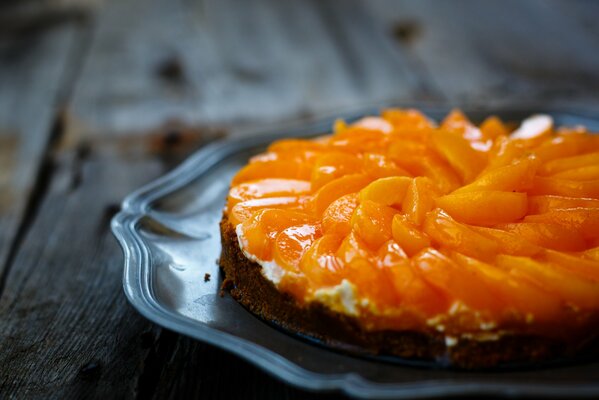 Aromatischer Kuchen mit Pfirsichstücken