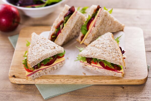 Cuatro sándwiches están en el tablero