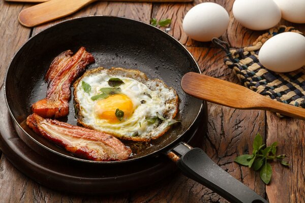 Huevos revueltos perfectos para el Desayuno en una sartén