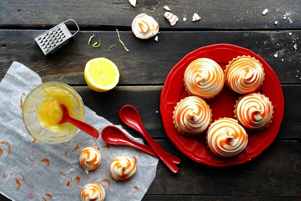 Postre merengue sobre la mesa composición