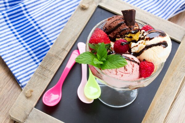 Bolas de helado de colores en la bandeja