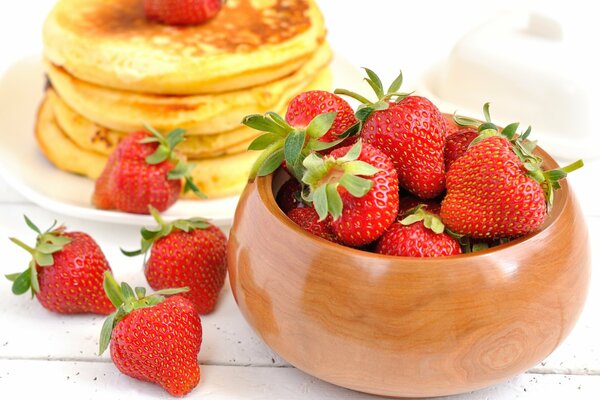 Pfannkuchen und Erdbeeren zum gesunden Frühstück