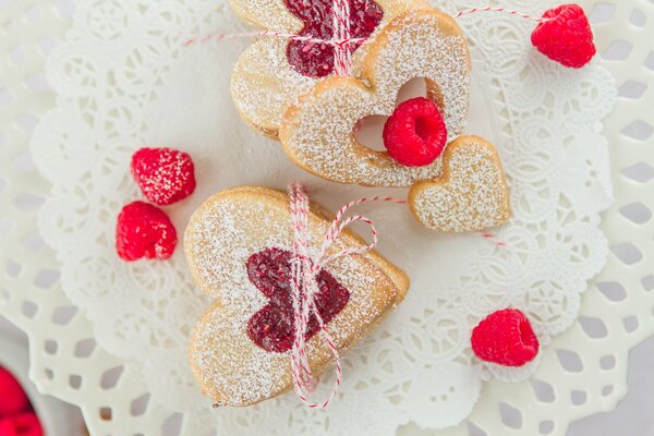 Kekse mit Himbeeren und Himbeermarmelade