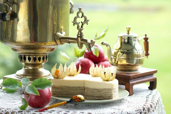 A piece of cake with a cup of tea from the samovar