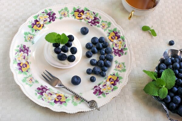 Meringue aux bleuets sur une assiette