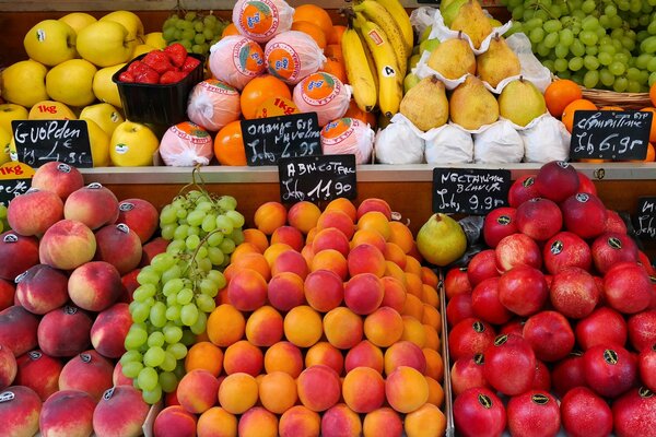 Obst auf den Regalen. Helle frische Früchte