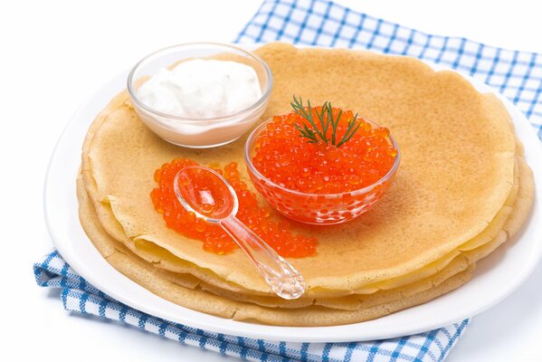 Crepes con caviar rojo y crema agria