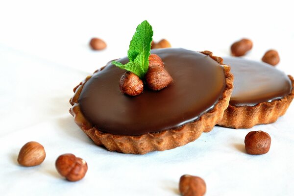 Panier au chocolat décoré de noisettes