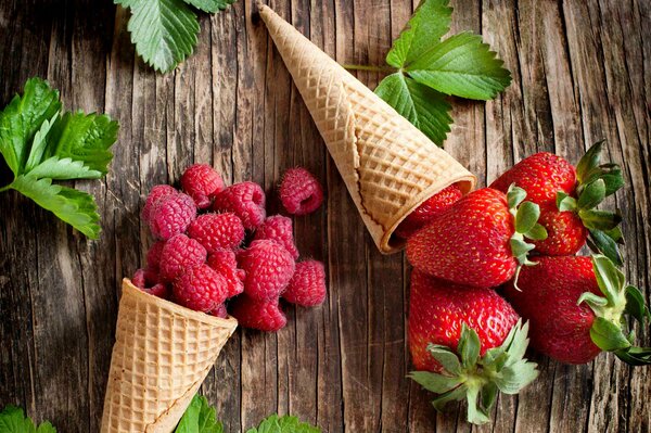 Sommerbeeren in Waffelhörnern