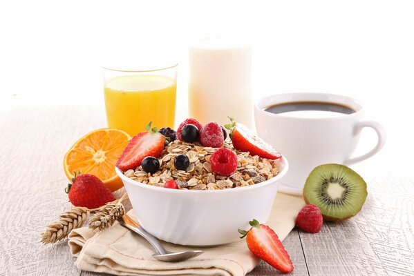 Petit déjeuner avec granola, jus et café