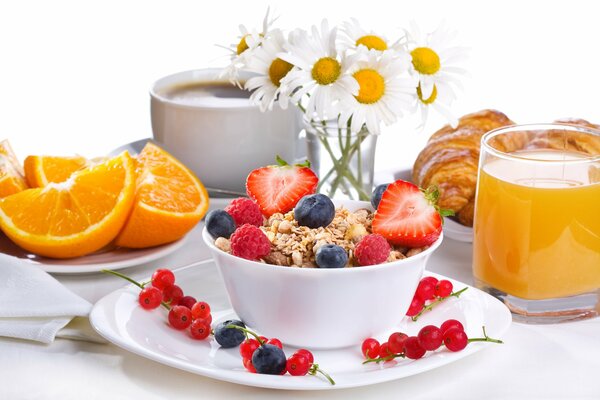 Frühstück mit Obst und Saft auf einem Hintergrund von Blumen