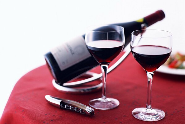Deux verres à vin sur une nappe rouge
