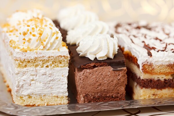 Tres pasteles en la mesa con crema de aire