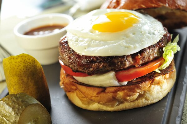 Burger superposé aux œufs et aux tomates