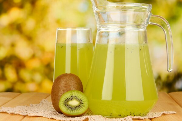 Jus de Kiwi dans un pichet et un verre