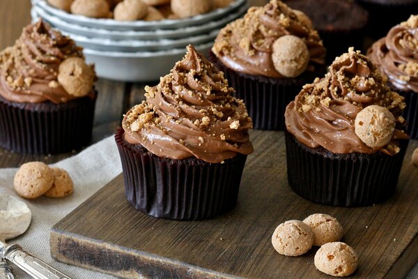 Cupcakes al cioccolato con crema e noci