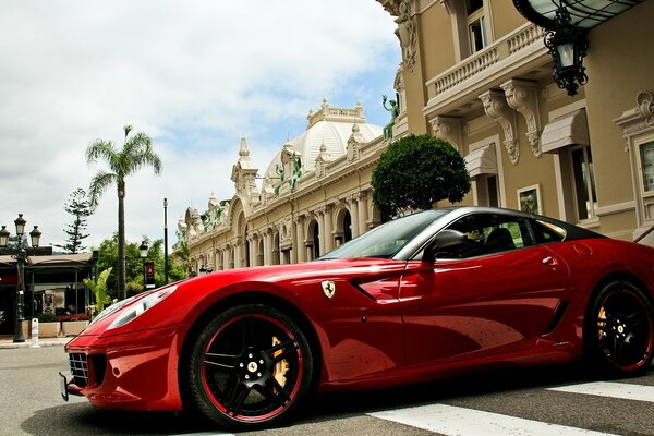 Ferarri rouge sur le fond de la ville