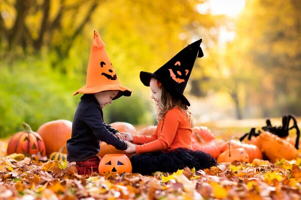 Niños pequeños en otoño en Halloween
