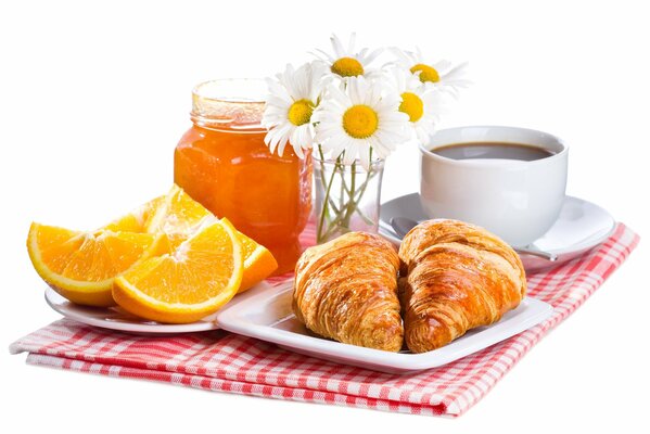 Desayuno de café y croissants en el mantel