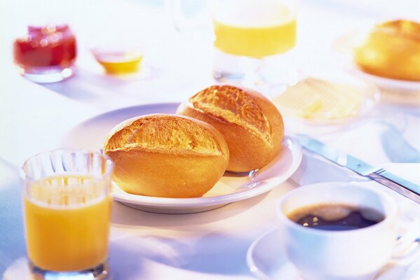 Panini dolci con caffè per colazione e succo di frutta