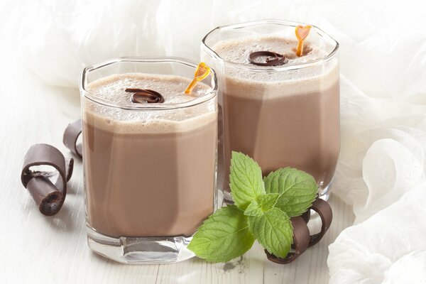 Koktajl mleczno-czekoladowy w szklance