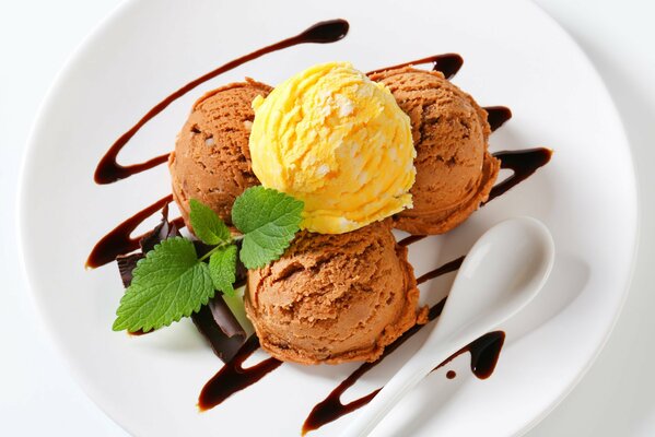 Postre de helado de chocolate y mango con menta en el plato