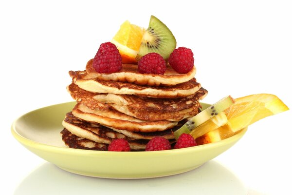 Crêpes aux fruits sur un plateau