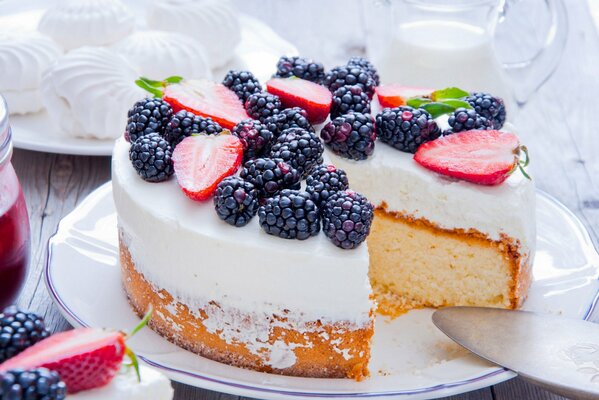 Gâteau baies mûres fraises