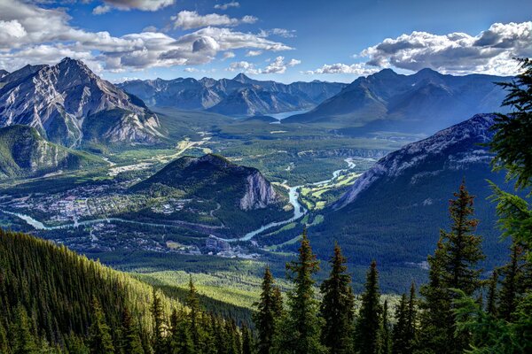 Bellissimo paesaggio del Canada con le montagne