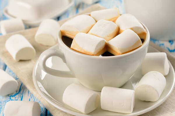 Marshmallow-Kaffee in weißer Tasse mit Untertasse