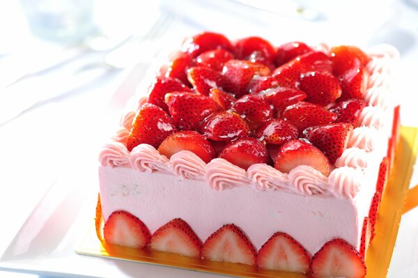 Pastel de fresa. Fresas dulces