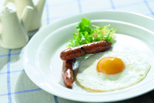 Petit déjeuner délicieux et vivifiant avec des œufs brouillés et des saucisses