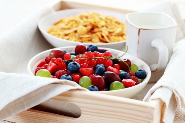 Petit-déjeuner de fruits et de baies