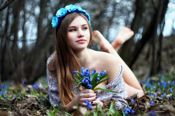 Couronne bleue sur la tête dans la forêt