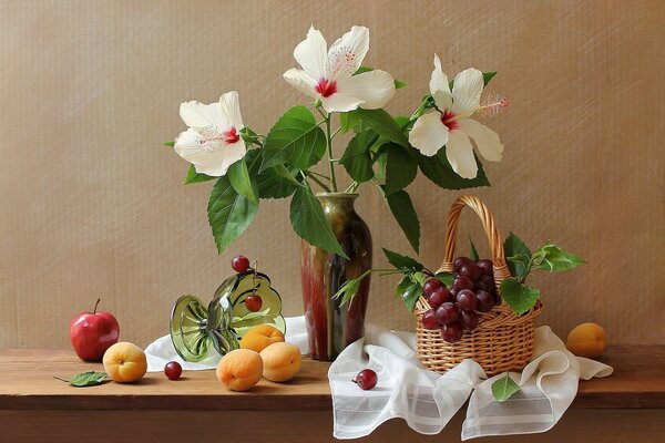Летний натюрморт с фруктами, вазами, корзиной и цветами
