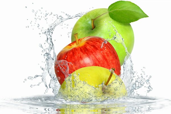 Trois pommes tombées dans l eau