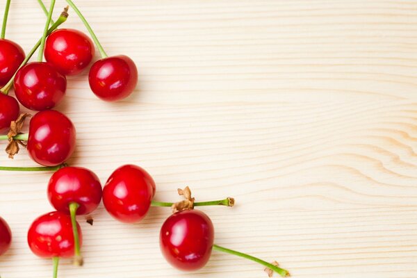 Cereza sobre una mesa blanca