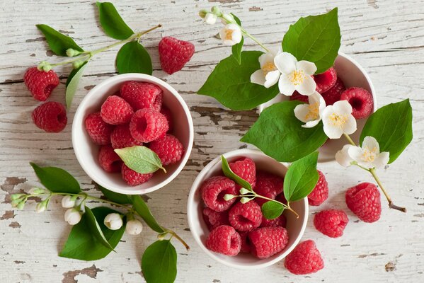 Tasses aux framboises et aux fleurs de jasmin