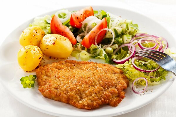 Côtelette de poulet aux pommes de terre et salade de légumes