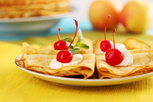 Deliciosos panqueques con crema y cerezas