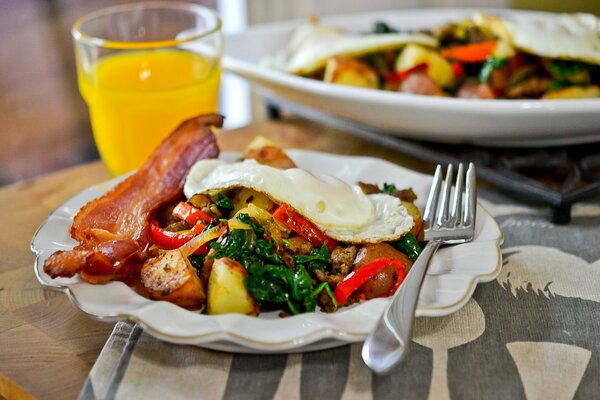 Petit déjeuner nutritif avec bacon et œufs brouillés