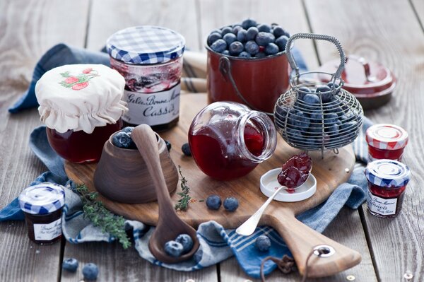 Heidelbeeren und Heidelbeermarmelade auf dem Tisch