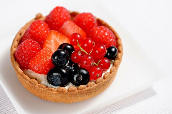 Dessert di fragole e mirtilli in tartellette con crema